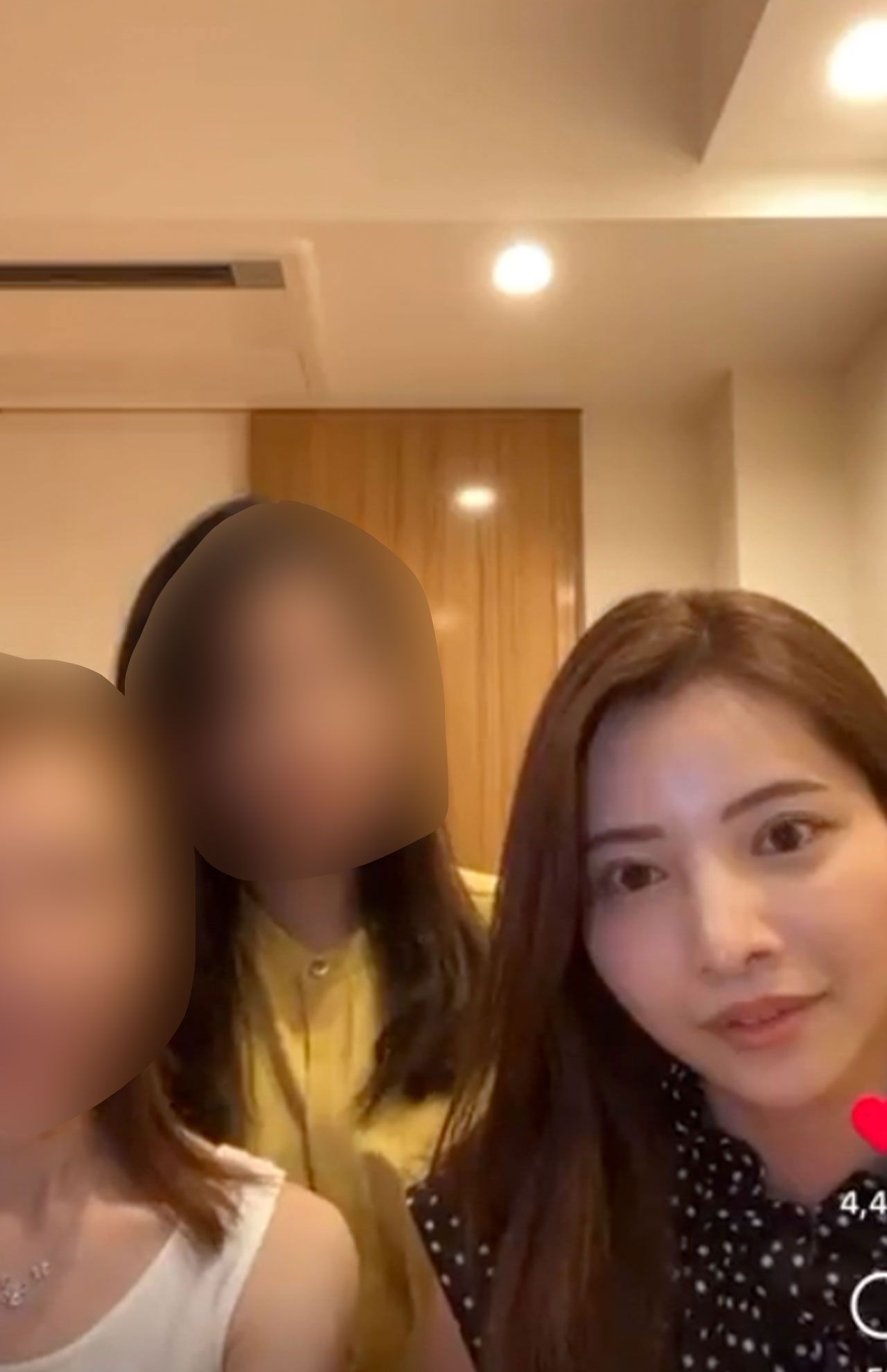 ≪（距離感が）近すぎるとね……ねえ？≫とインスタライブで意味深発言する尾崎美紀（右）