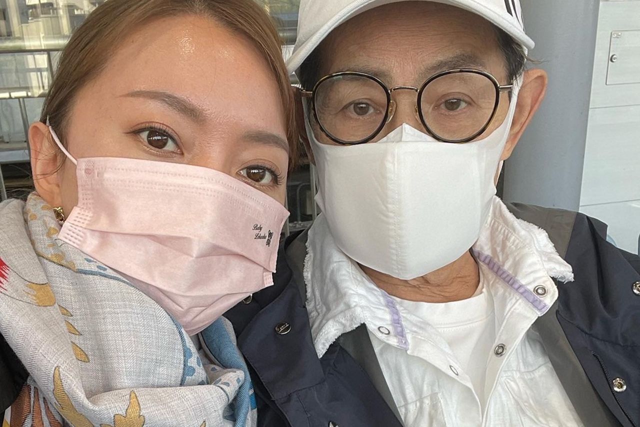 「散歩にはよく一緒に出かけます」という、加藤茶＆綾菜夫婦