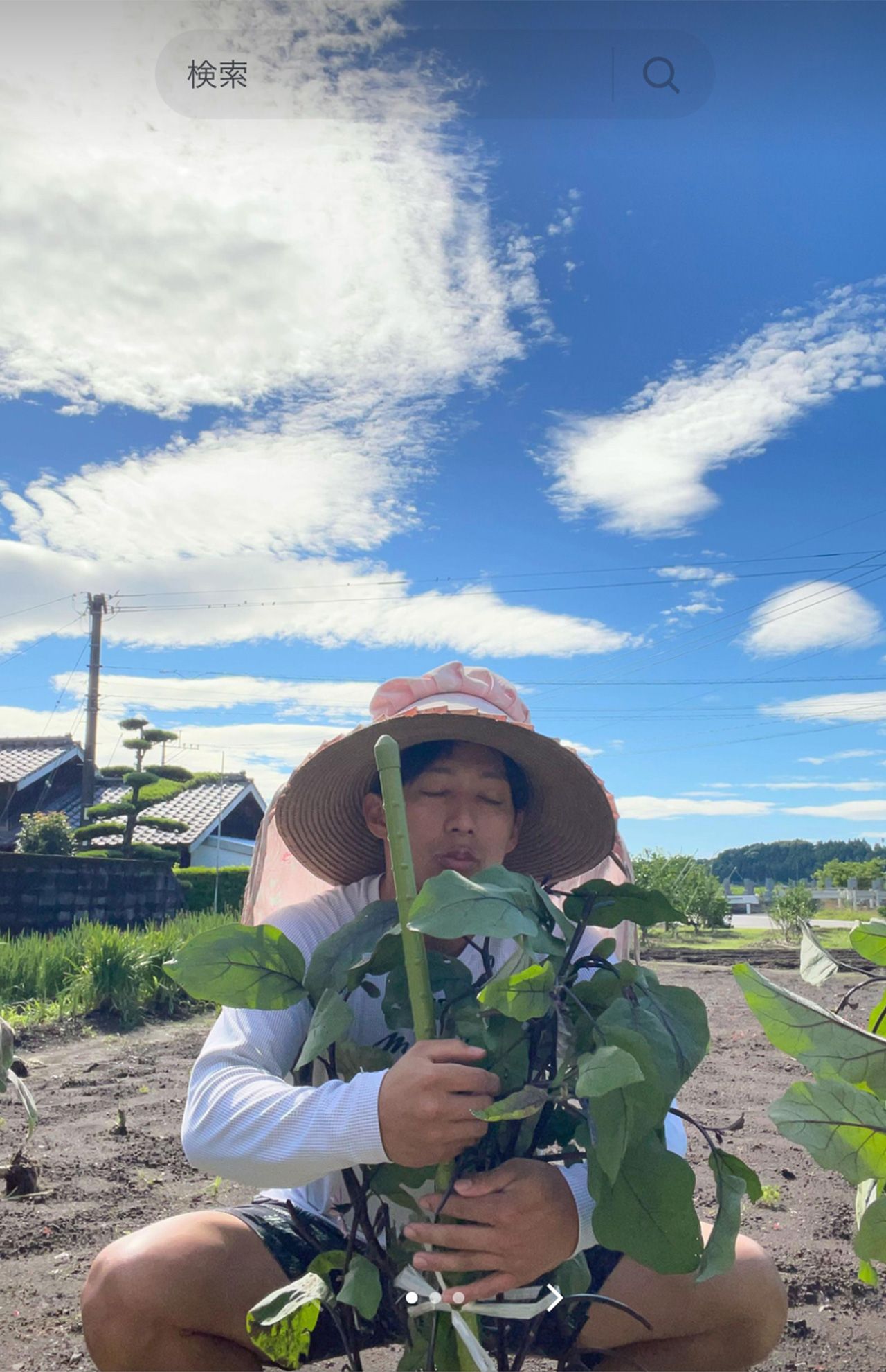 青空の下で畑仕事に勤しむ元広島・羽月隆太郎（公式TikTokより）