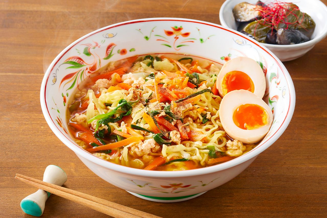 【昼】野菜たっぷりインスタントラーメンとなすとピーマンのみそ煮　撮影／KATOMI（STUDIOEYE）
