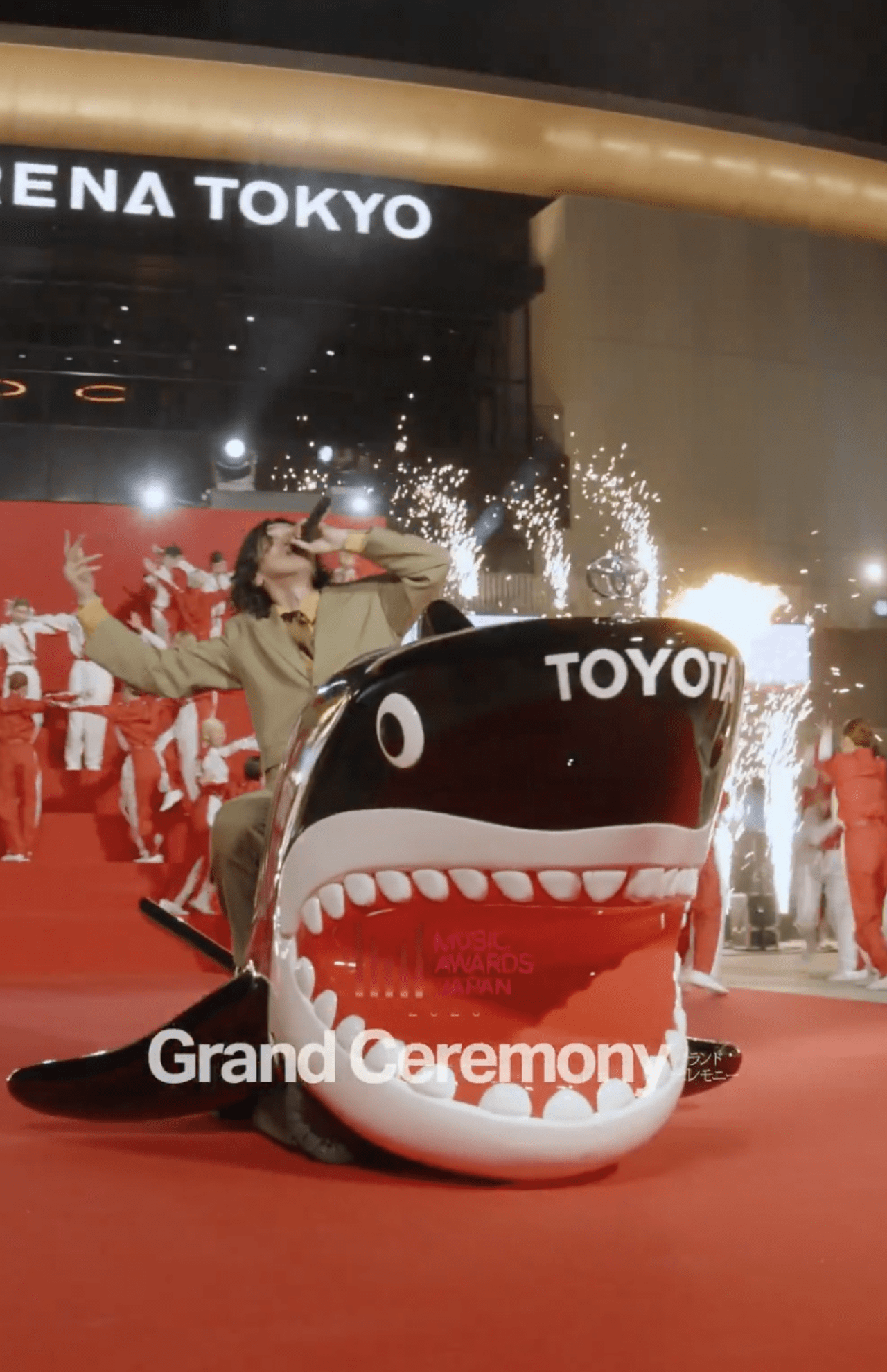 話題となっている米津玄師のパフォーマンス（MUSIC AWARDS JAPAN公式Xより）