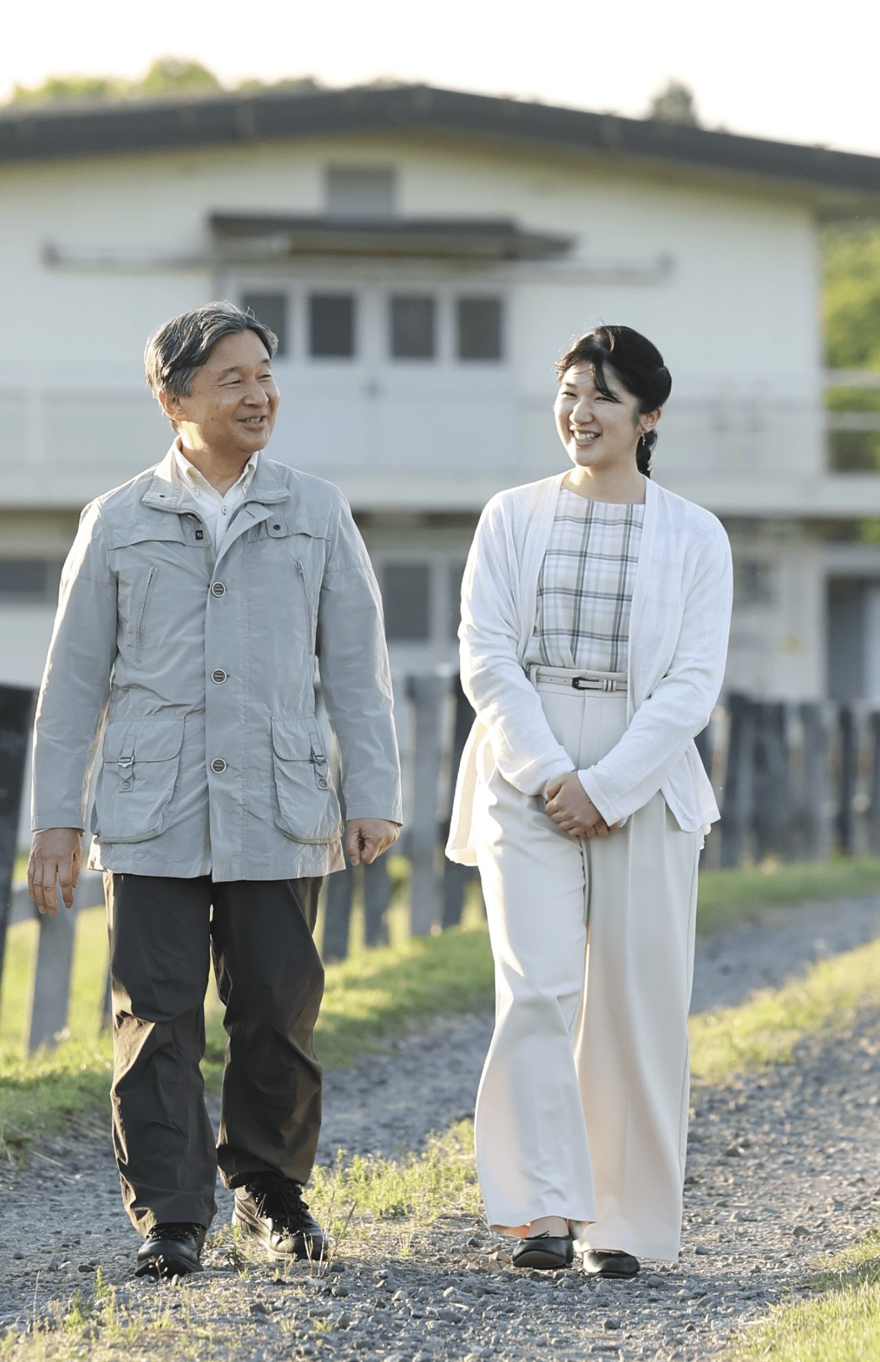 '24年5月　夕暮れの御料牧場をご散策。「愛子さまは色選びが巧みでいらっしゃいます。タック入りのワイドシルエットパンツははきこなしが難しいのですが、ベルトによる高めのウエストマーク、腰丈のカーディガンで、より美シルエットに」（日置さん）