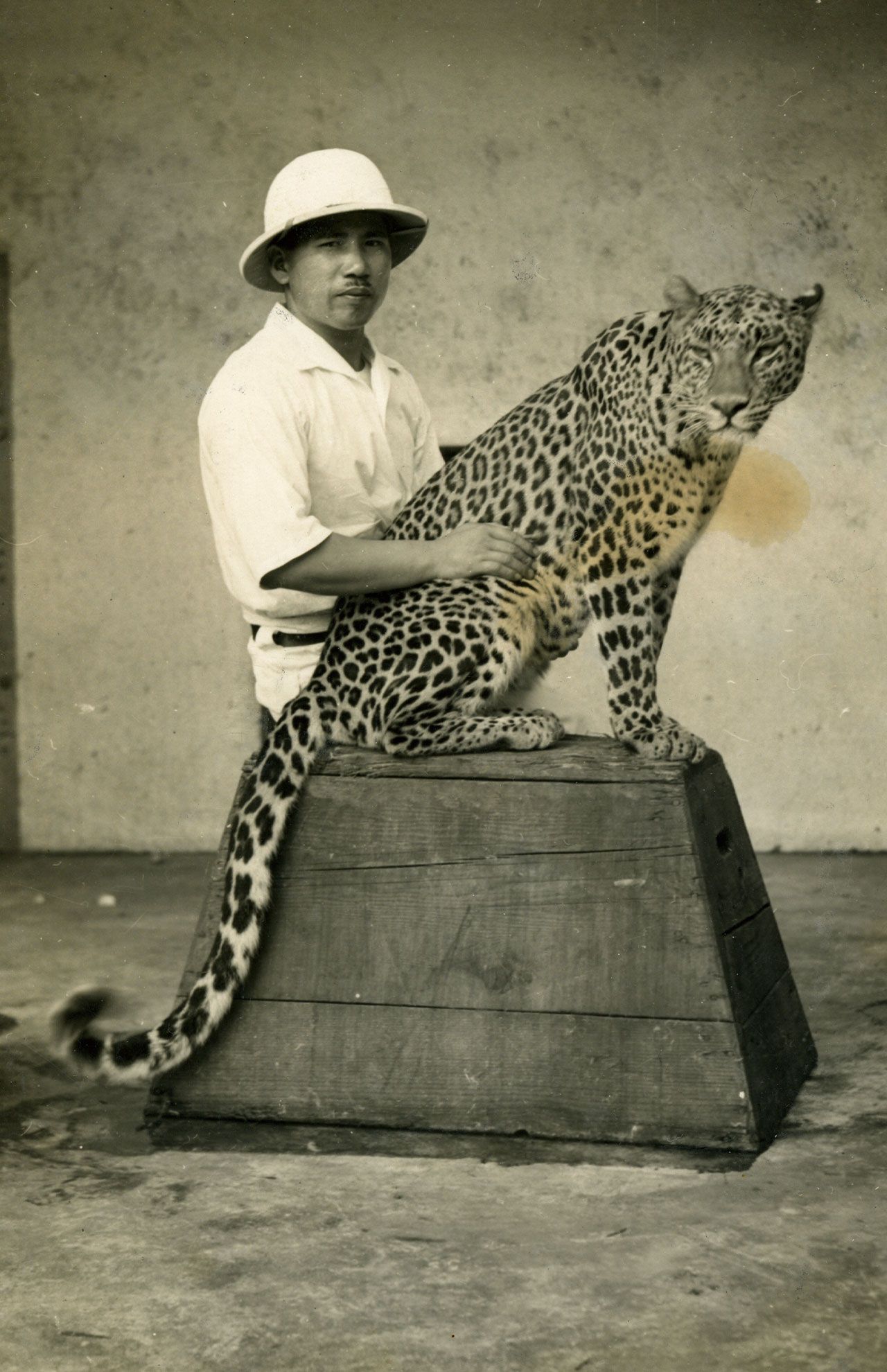 飼育員の原さんと、彼に懐いていたヒョウ。絞殺されたヒョウは、すべての爪を立てて息絶えたという
