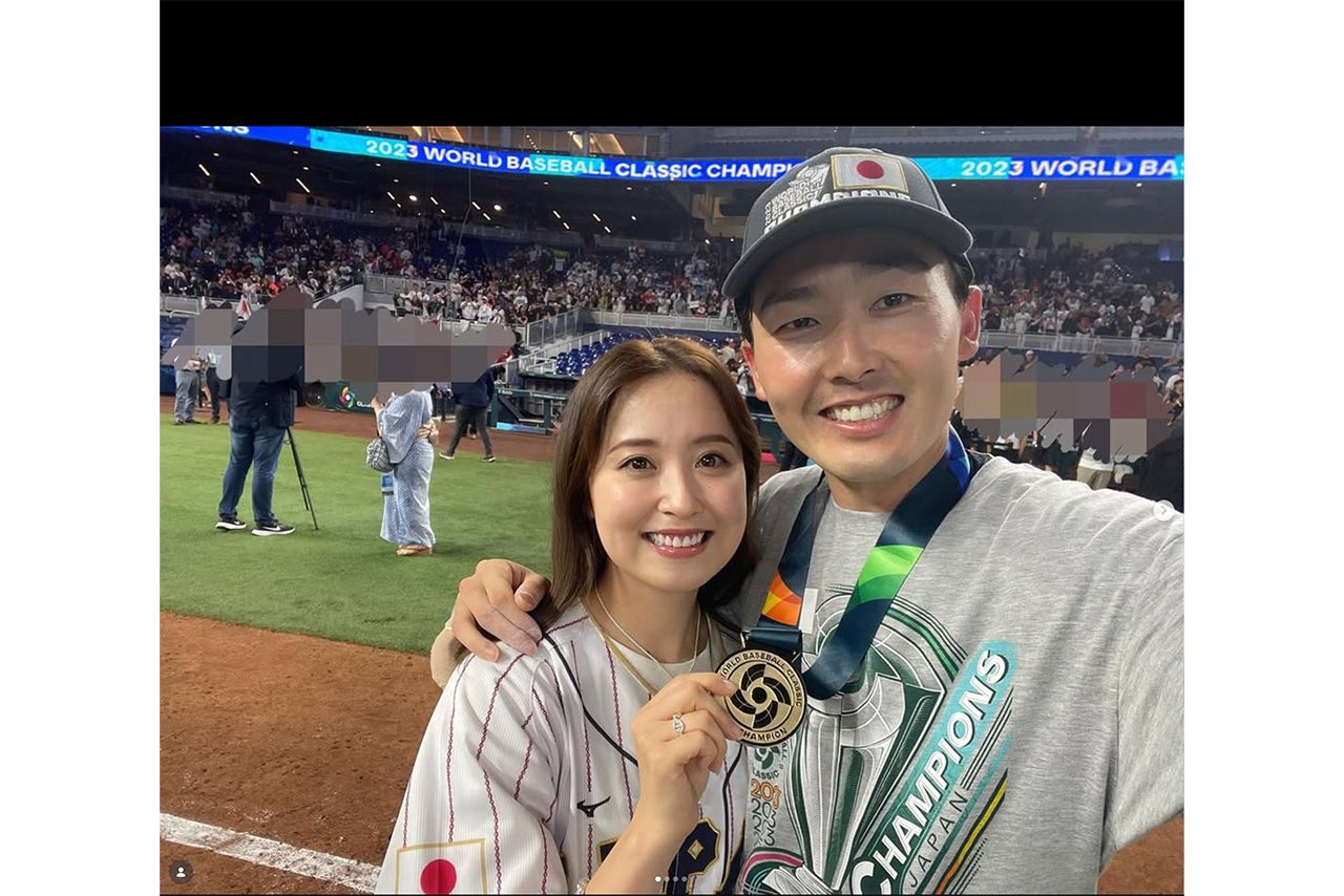 2023年3月、WBCで優勝してメダルを掲げる源田選手に寄り添う（衛藤美彩のインスタグラムより）