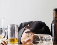 泥酔した女性をターゲットにした犯罪、被害を防ぐ方法とは