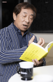 10月、初の自著『唯一無二の「声」と「間」で紡ぐ情熱が伝わる言葉の力』を上梓。わかりやすく伝えるための工夫やこだわりに加え、仕事を円滑に進める窪田流ビジネス作法まで紹介されている（撮影／矢島泰輔）