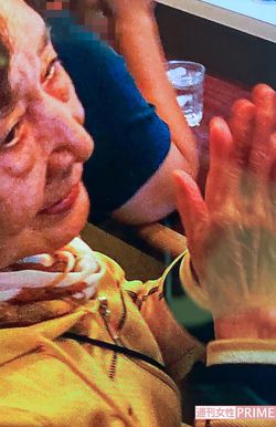 仲間とカラオケを楽しむ大日向茂子さん（知人提供）