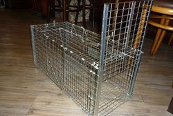 ボランティアらが使う猫の捕獲器。奥まで入ると扉が閉まる