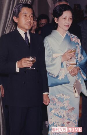 昭和52年6月、イギリス大使館でのエリザベス女王在位25周年記念パーティーに参加された上皇ご夫妻。