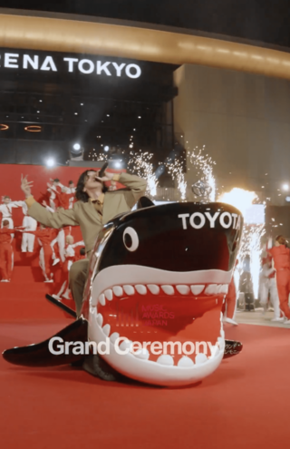 話題となっている米津玄師のパフォーマンス（MUSIC AWARDS JAPAN公式Xより）