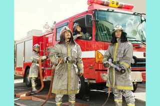 写真集『浅田家！』の表紙と同じ構図で浅田氏が出演者を撮影（映画公式ツイッターより）