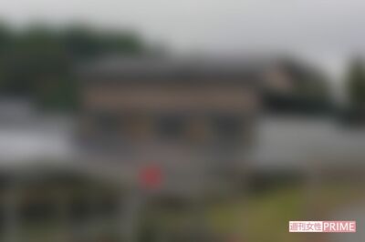 木村祐一容疑者の実家。広い敷地内に古い母屋、新しい母屋、2つの納屋がある