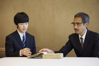 書陵部（図書寮文庫）所蔵資料を御覧になる悠仁さま（写真／宮内庁提供）
