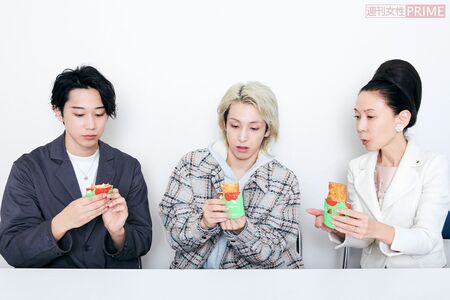 「サイドオーダーのパイ」食べ方2：パッケージの下から押し出す　撮影／山田智絵