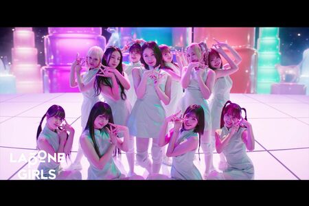 『Click』MVの衣装はモーニング娘。『LOVEマシーン』っぽいという声も（ME:I公式YouTubeより）