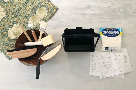 壁紙と一緒に購入した道具一式。「これで5000円。レクチャーを受けて自分で張ってみたら楽しくて」　写真／小暮涼子さん本人