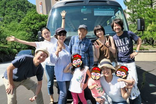 2017年夏、家族旅行で北海道へ。（後列左から）奥田さん、レミさん、和田さん、上野樹里さん、長男・唱さん。（前列左から）次男・率さん、明日香さんと子どもたち