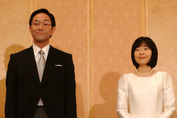黒田慶樹さんと結婚記者会見をする清子さん（'05年11月）