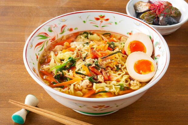 【昼】野菜たっぷりインスタントラーメンとなすとピーマンのみそ煮　撮影／KATOMI（STUDIOEYE）