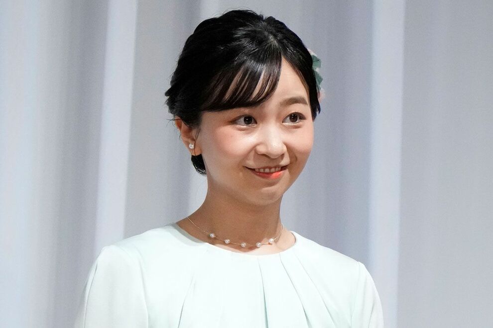 佳子さま、アジア大会結団式の「存在感あるバラの髪飾り」に「派手では？」の声も…プロが読み解く“略礼装…
