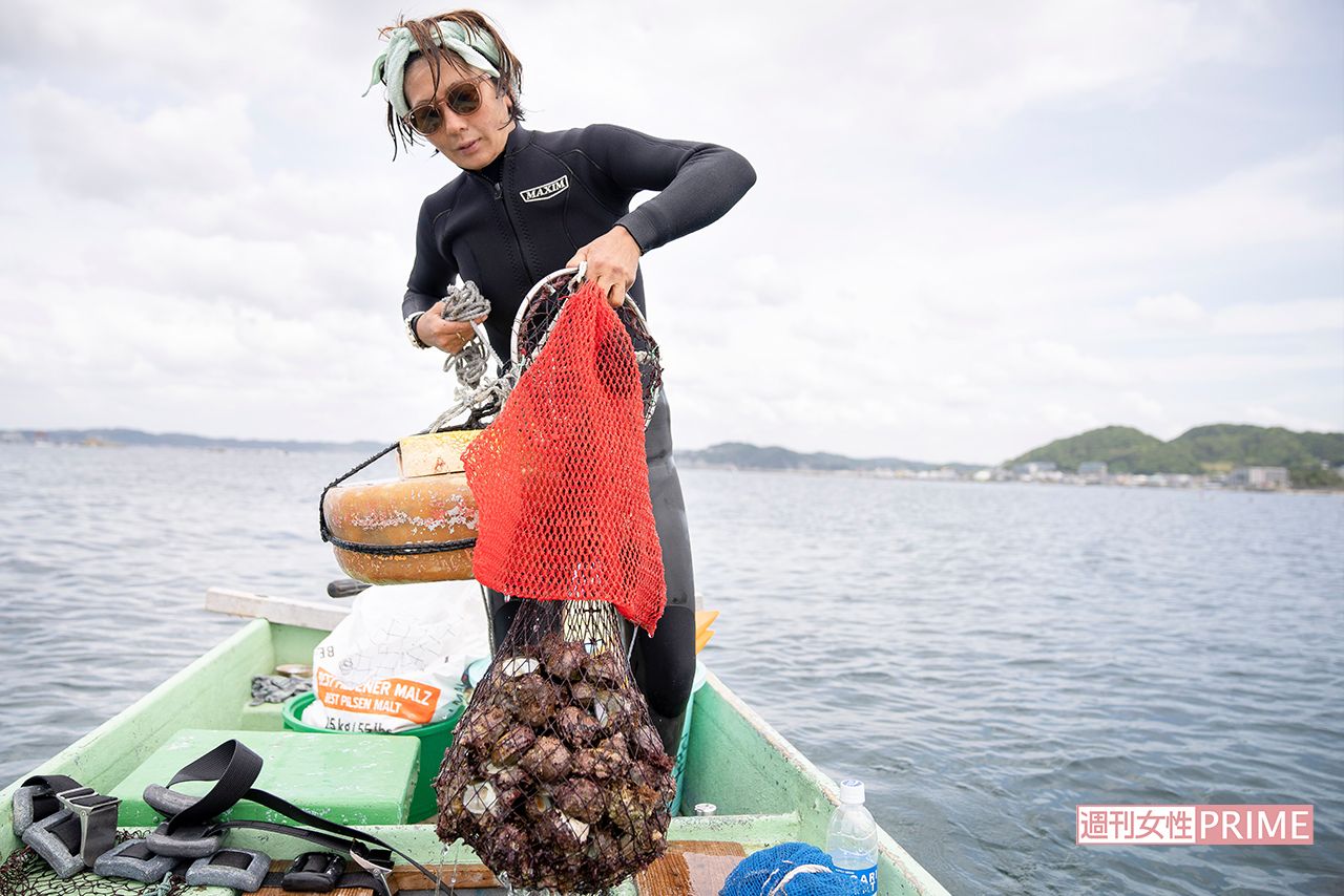 アワビを手に水上に上がってくると、「小さすぎて恥ずかしいくらい」と別のスポットへ。漁師としてのプライドが垣間見えた