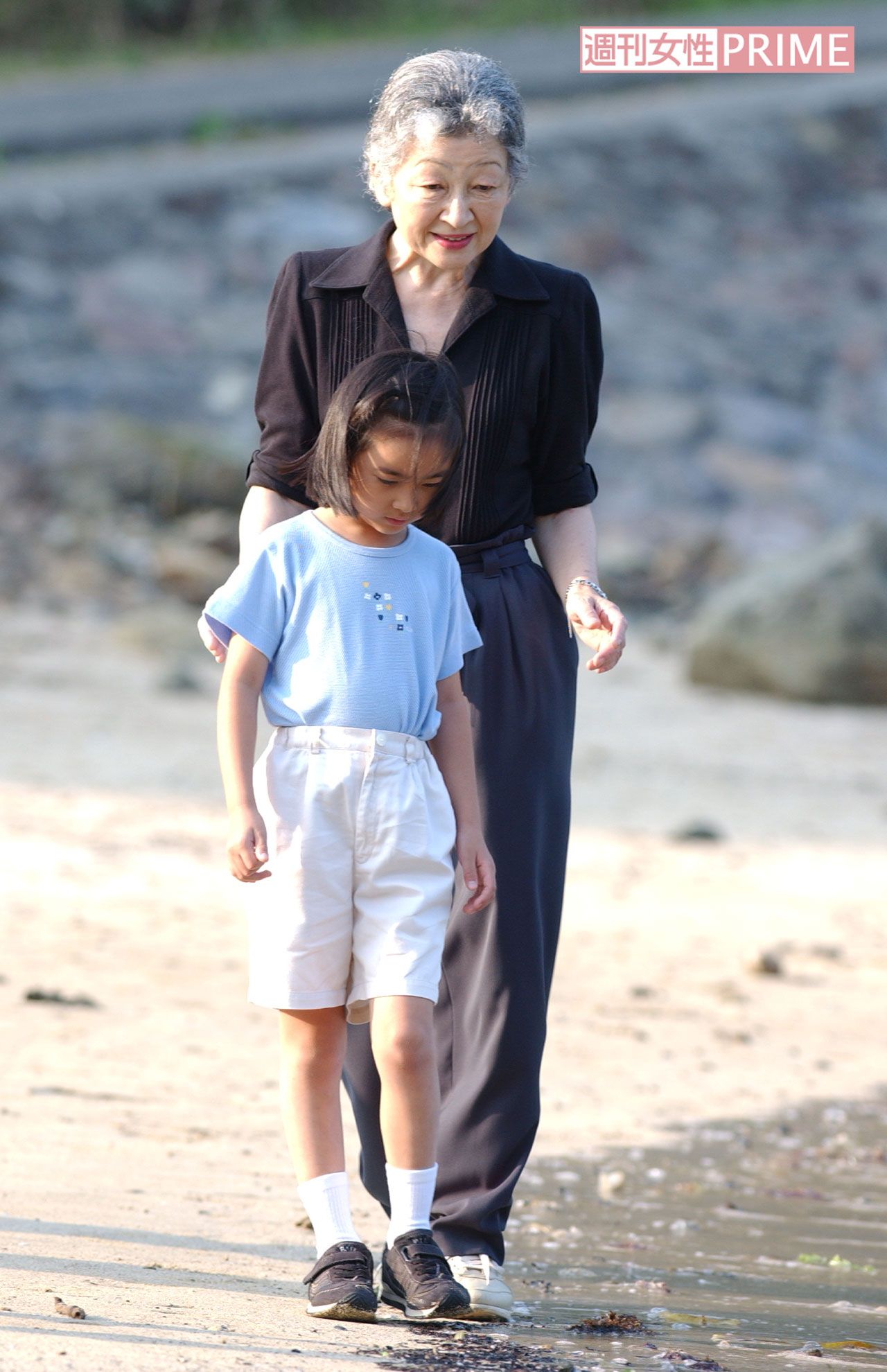 '02年8月、静岡県にある須崎御用邸の海岸を散策される美智子さまと当時7歳の佳子さま