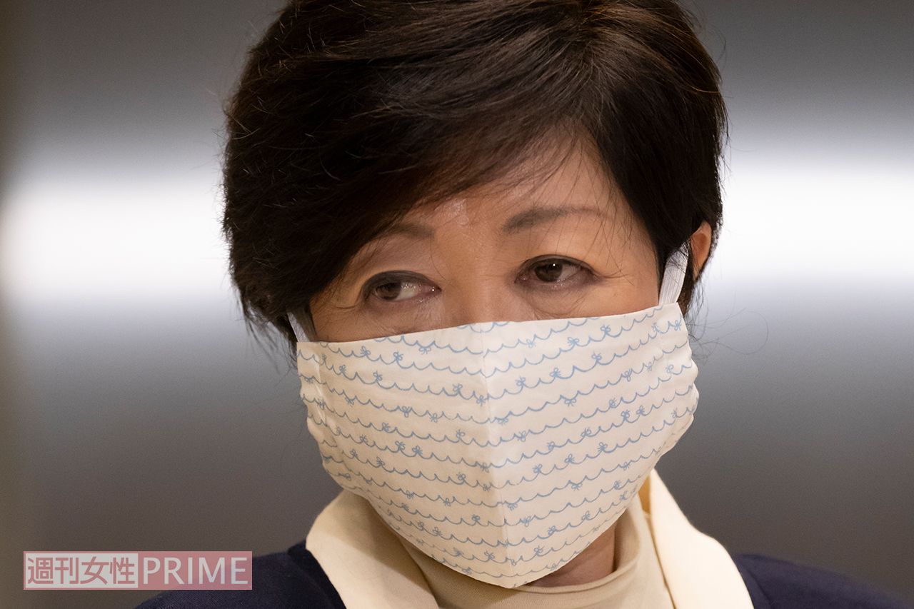 “柄マスク”が大きいのではなく、小顔なのだと主張する小池百合子東京都知事