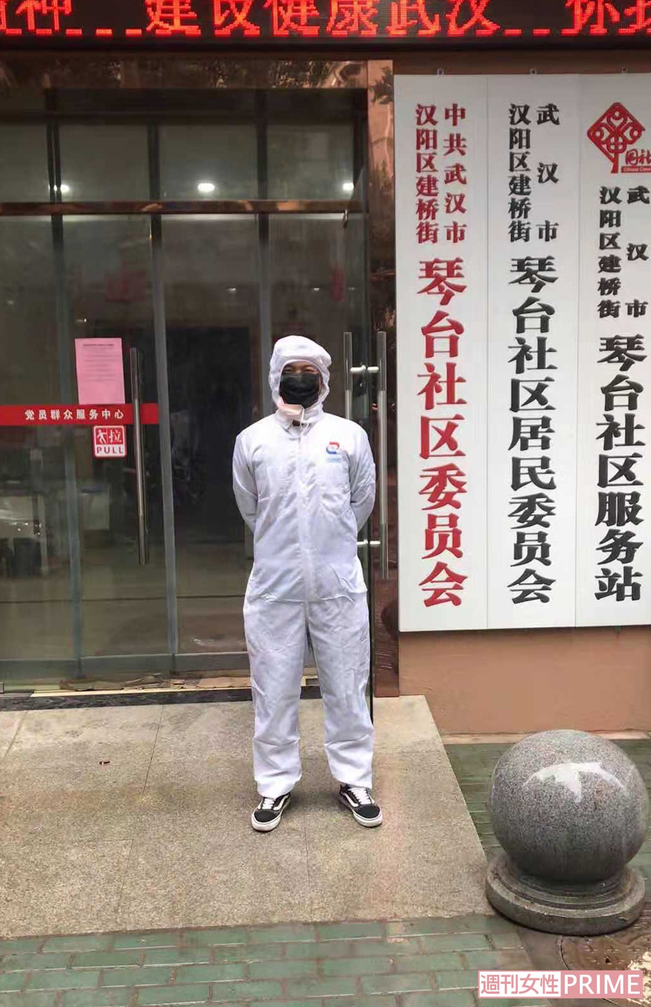 封鎖中ーーゴーストタウンとなっていた武漢。人を見かけても商店内の行列か防護服を着ている人ばかり