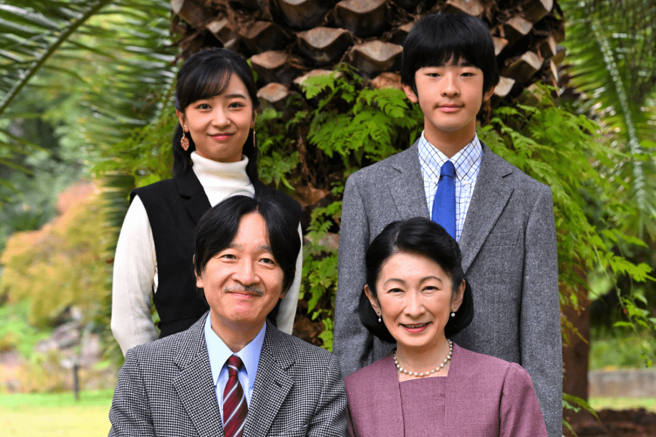 昨年11月、秋篠宮さまの誕生日に公開されたご一家の近影。悠仁さまは今年、18歳で成人となる