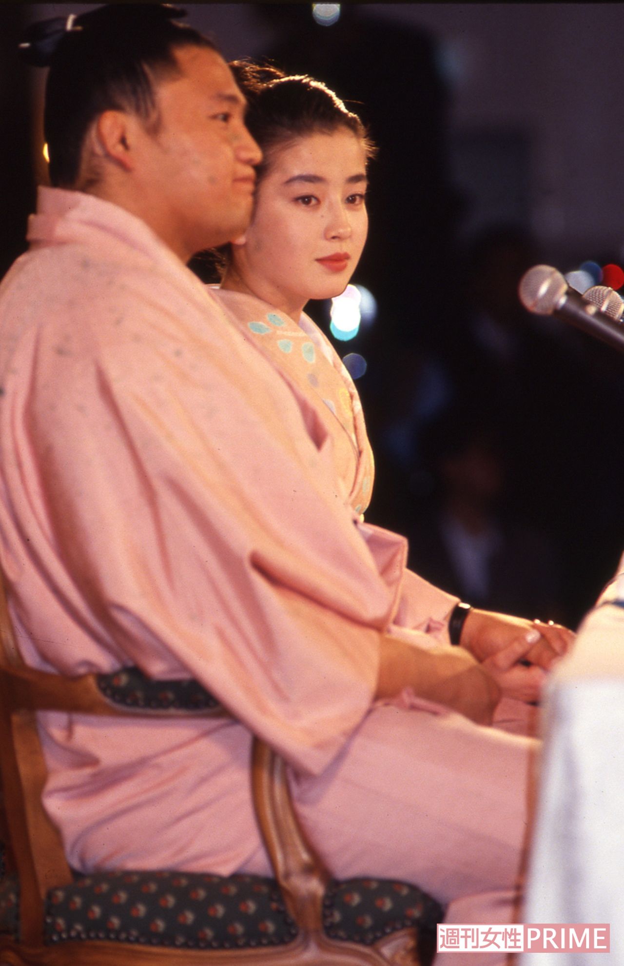 当時の貴花田との婚約会見はお揃いのピンクの着物。ふたりはずっと手を繋いでいた
