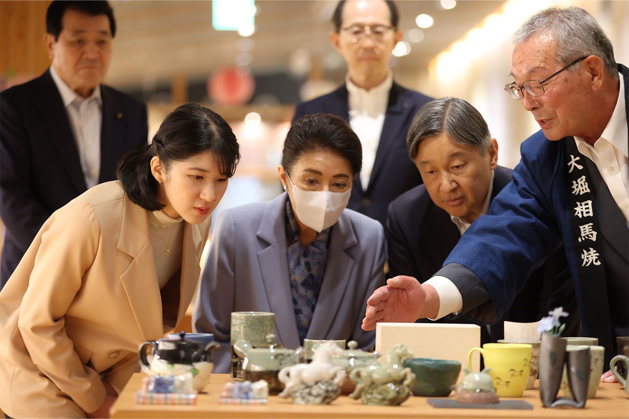 浪江町の道の駅で、地元の特産品である大堀相馬焼をご覧になる天皇ご一家