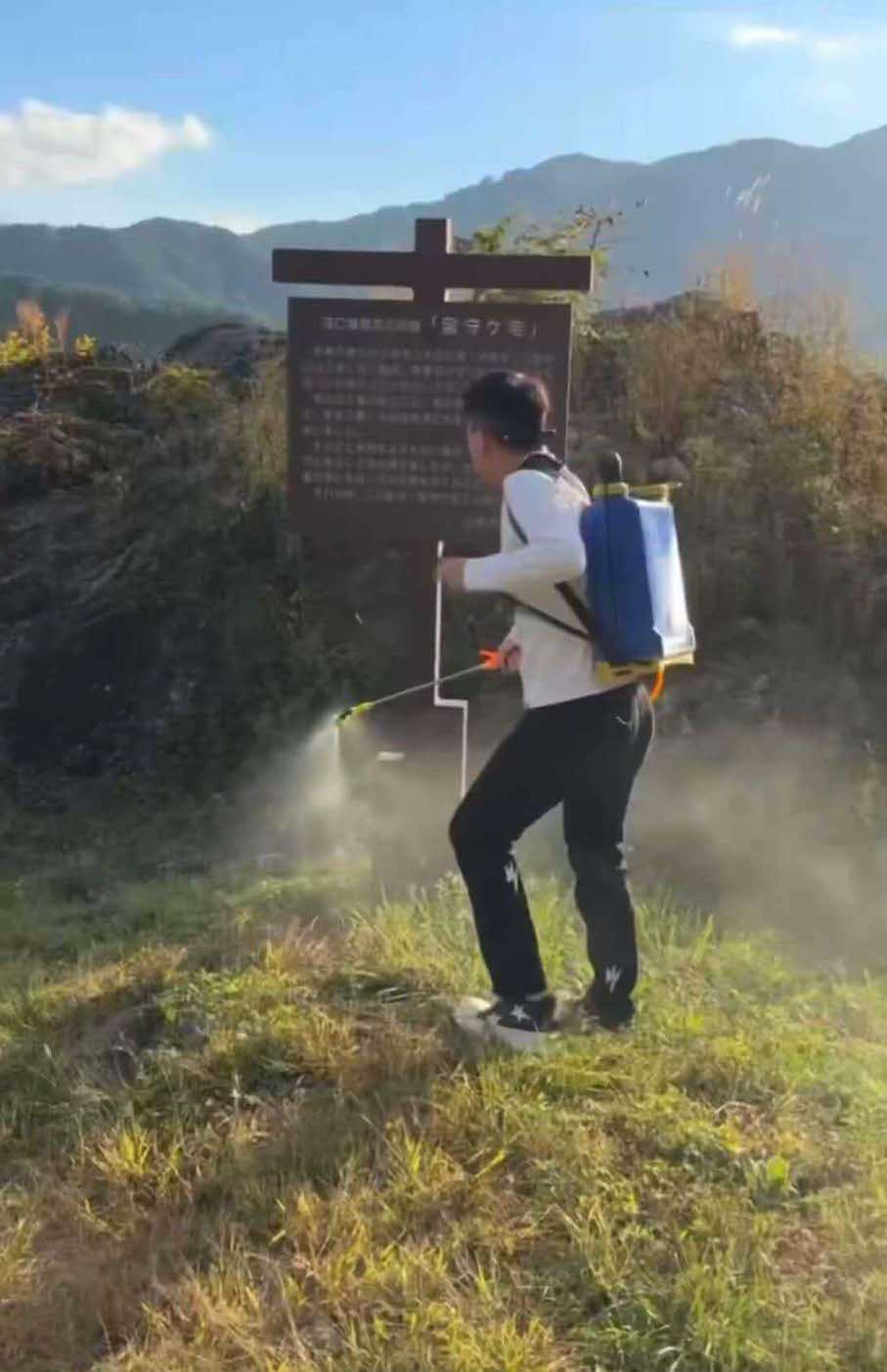 山梨県・河口湖の観光名所「留守ヶ岩」で謎の液体を噴霧する外国人男性（Xより）
