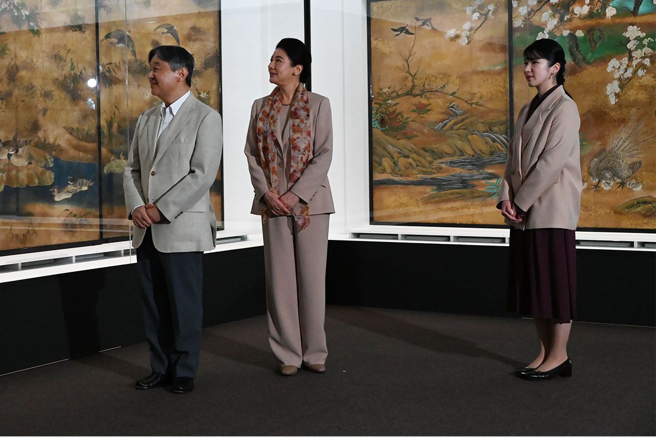 10月6日、東京都美術館で開催中の展覧会「大英博物館 日本美術コレクション」に訪れた天皇ご一家