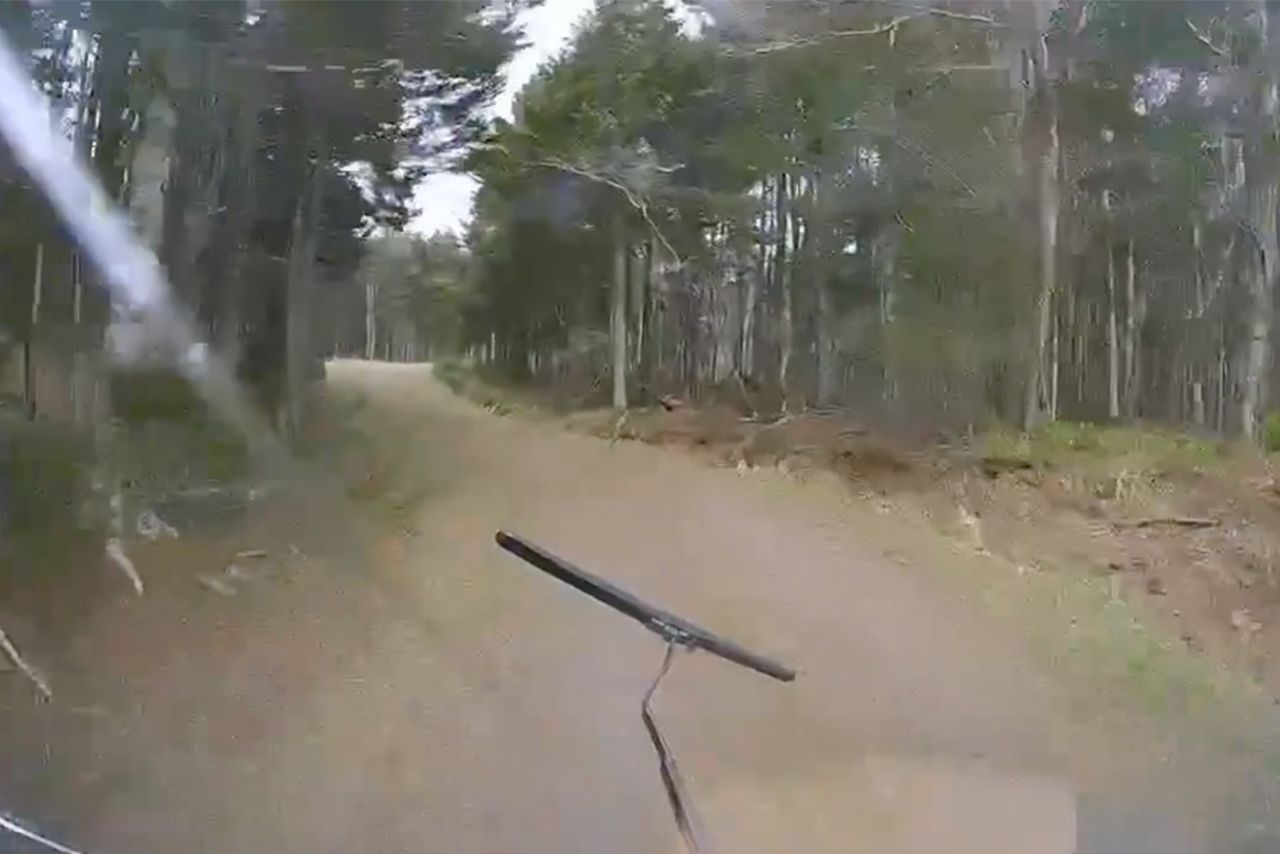 逃げ去る軽トラック。ヒグマの体当たりでフロントガラスは割れていた（Xより）