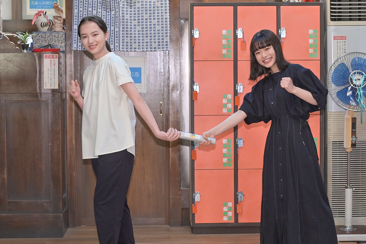 『おかえりモネ』の清原果耶と『おちょやんの』杉咲花が出席した、朝ドラ恒例のヒロインによるバトンタッチセレモニー