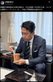 地元・横須賀の名店監修カレーラーメンを食べる小泉進次郎防衛相(公式Xより)