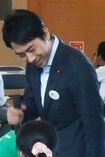 昨秋、福島県内の小学校で模擬授業する進次郎氏(上)と、ふたば未来学園高(県教育庁提供)