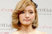 ローラ、日本で運転免許合宿に参加するも“黒ずくめ”露出ゼロの完全防備に「コナンの犯人かと」総ツッコミ