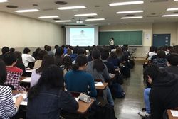 臨床心理学を学ぶ学生に向けて講演する池田さん。男女ともに真剣に聞き入っている