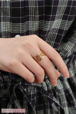 20歳の誕生日に母親から贈られたティファニーの指輪。凝ったデザインがお気に入り