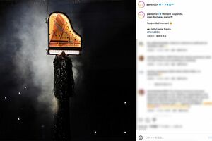 パリ五輪閉会式では、演奏者とともに宙吊りにされたピアノ（公式インスタグラムより）
