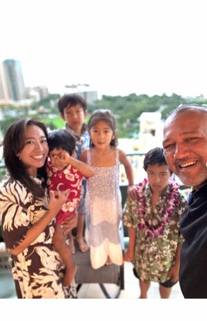 《ハワイの思い出。自炊にかぎります。何を食べるかってより、誰とどこで食べるかっていうのをポイントに置いてる我が家です》（美保さんのインスタグラムより）