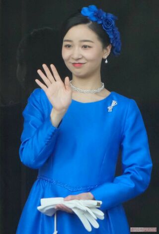 ロイヤルブルーのドレスに同色のお花をあしらったヘッドドレスを合わせたワントーンスタイル。このドレスは2024年の天皇誕生日一般参賀でもお召しになっており、お気に入りの一着であることがうかがえる