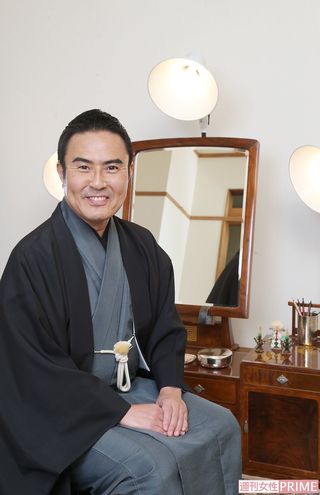 後ろに映っている化粧前（鏡台）について、「みなさんでいえばオフィスの机と同じで、役者によってキレイにしている人もいれば、台本が山積みの人がいたり、人それぞれです（笑）」。襲名の際、指物屋さんに頼んで作ってもらったそう　撮影／近藤陽介