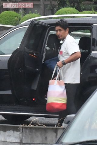 マイカーに荷物を運び入れる魔裟斗