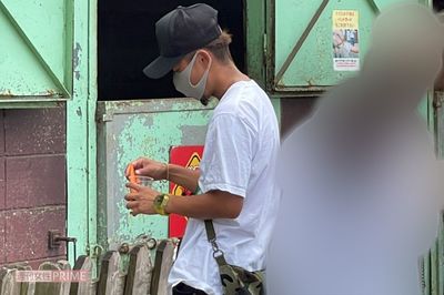 女性と牧場デートをする大野智。帽子とマスクで顔は隠れていたが、Tシャツからのぞく腕は日焼けしていた