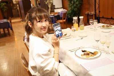 スマホで撮影したYOSHIの画像を見せる紗栄子（『YOURRESTAURANT』プレスリリースより）