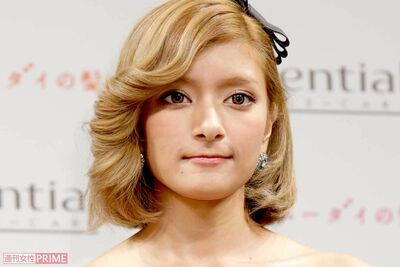 ローラ、日本で運転免許合宿に参加するも“黒ずくめ”露出ゼロの完全防備に「コナンの犯人かと」総ツッコミ