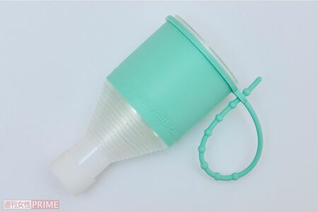 縮めた状態で傘の先端にかぶせ、手元に向かってスライドさせて装着する。カバンにつけられるシリコンのひももついている　撮影／山田智絵