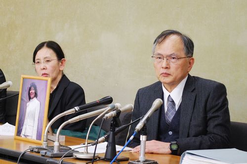 ワタミ側に損害賠償を求めた裁判の和解成立後、娘・森美菜さんの遺影を手に記者会見する両親。